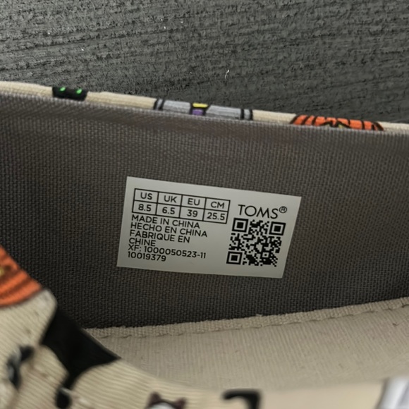 NWT Toms Halloween Black Cats Pumpkins Skulls Slip On Size 8.5 - Picture 7 of 7